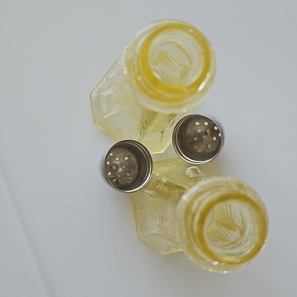 Vintage "Princess" Pattern Salt and Pepper Shakers Depression Glass - Picture 5 of 10